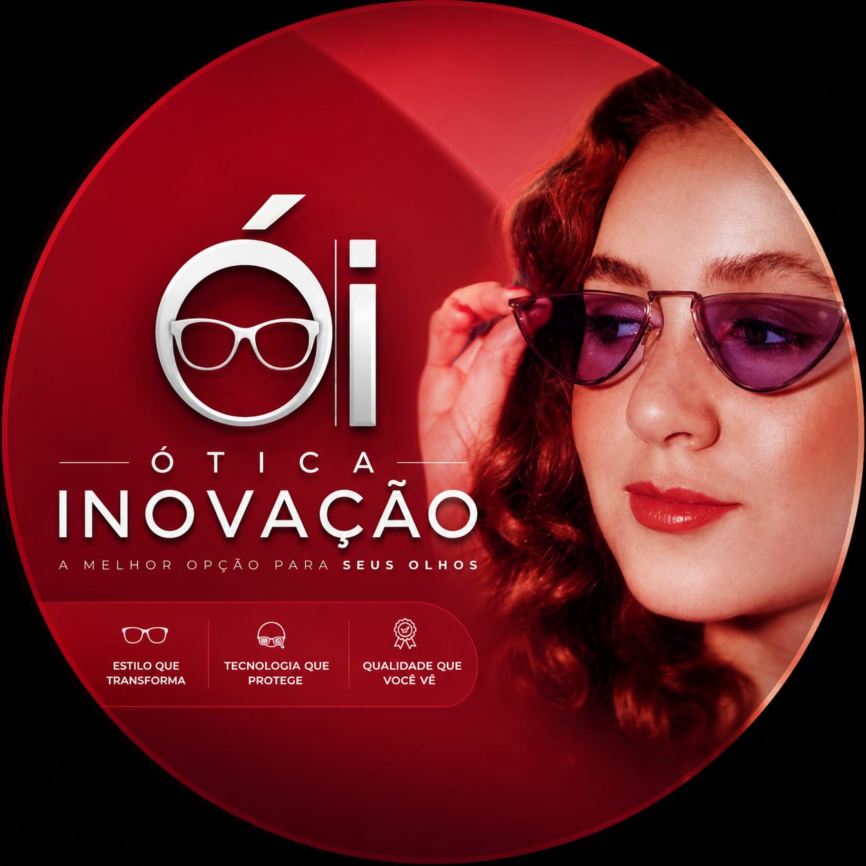 Modelo usando óculos da Ótica Inovação